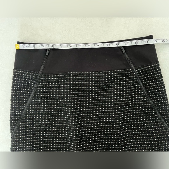 Theory/ Tweed Mini skirt/ Wool blend/ Zippered/ Black & white/ Size US 4 - Picture 15 of 15